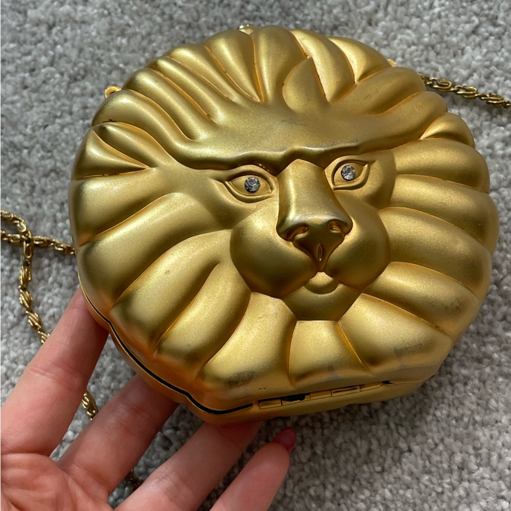 🚚 MOVING SALE Vintage brushed gold Lion's Head hard case minaudière crossbody - Picture 12 of 15